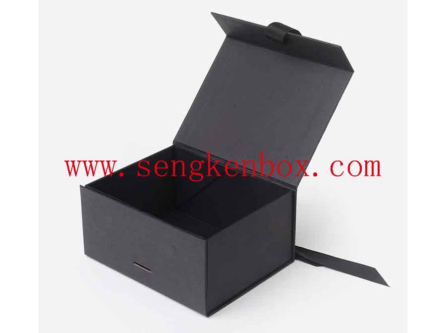 Zwarte verpakking Platte doos met magnetische sluiting