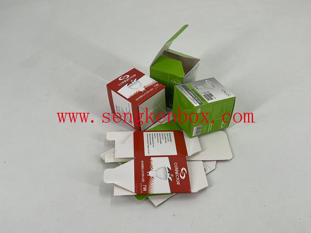 Witte kartonnen doos met label