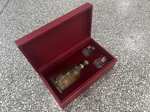 OEM en ODM Luxury Gift Wine Paper Box Packaging with Elegant Insert te koop